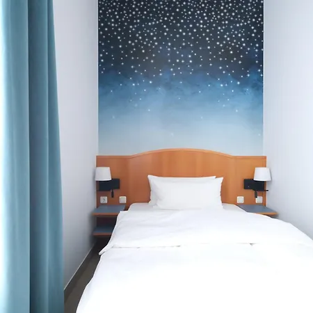 Lola فندق إسن